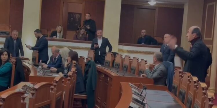 “O plehra, ju jeni më të bukurit më të mirët”, Dashnor Sula shpërthen nga salla e Kuvendit: S’keni njerzillëk, por kafshëri