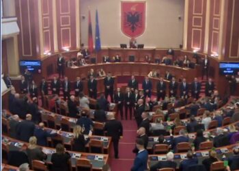 “Turp, turp!”/ Zgjati vetëm pak minuta, mes kaosit dhe tensioneve, PS voton përjashtimin e deputetëve 30-60 ditë kur prishin seancën