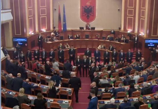 “Turp, turp!”/ Zgjati vetëm pak minuta, mes kaosit dhe tensioneve, PS voton përjashtimin e deputetëve 30-60 ditë kur prishin seancën