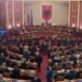 “Turp, turp!”/ Zgjati vetëm pak minuta, mes kaosit dhe tensioneve, PS voton përjashtimin e deputetëve 30-60 ditë kur prishin seancën