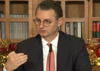 Rishikohet buxheti 2023/ Përfitojnë bonus 5-10 mijë lekë disa kategori, 1144 punonjës të administratës një pagë shpërblim
