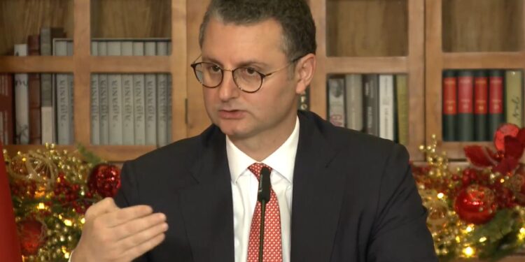 Rishikohet buxheti 2023/ Përfitojnë bonus 5-10 mijë lekë disa kategori, 1144 punonjës të administratës një pagë shpërblim