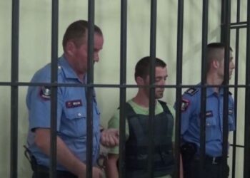 Telefonuan policinë “se disa persona kishin hyrë në oborrin e banesës së tyre, dhe kishin qëlluar me armë zjarri”, arrestohen babë e bir
