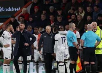 Frikë dhe panik në Premier League, lojtari bie pa ndjenja në tokë
