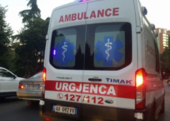 Mëngjesi nis me aksident në Tiranë, makina përplas për vdekje 54-vjeçarin