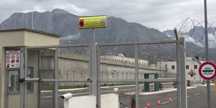 “Të vijë prokurori, do t’i tregoj të gjitha”, zbardhet dëshmia e drejtorit të burgut të Peqinit, tregon negociatat me Mjacajn: U izolua në dhomën e takimeve dhe…