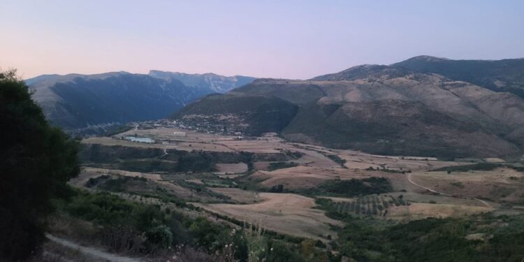 Migrimi i brendshëm shkreton qytete e fshatra, popullsia e 9 qarqeve drejt Tiranës dhe Durrësit