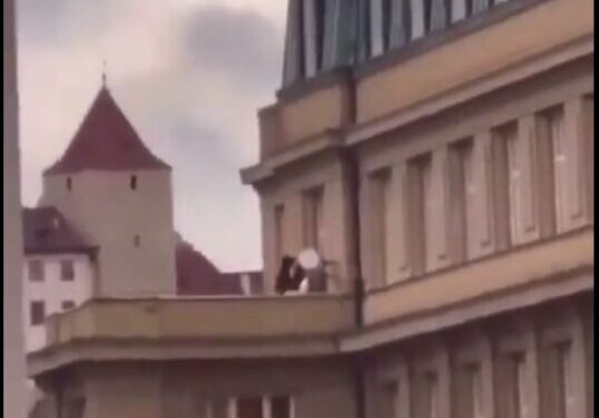 Studentët e Pragës hidhen nga ballkoni për t’iu ikur plumbave
