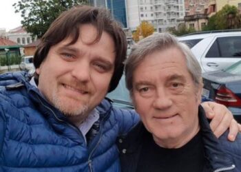 “Një përqafim desha sot, se m’ka marrë malli”, Një muaj pasi u nda nga jeta, Juli prek me dedikimin për të atin