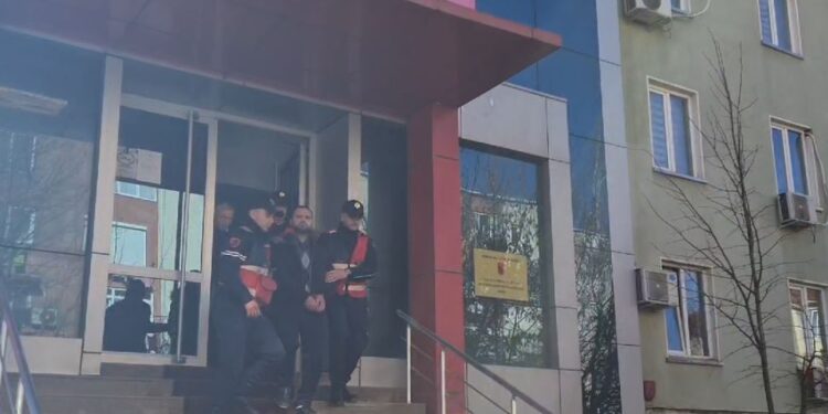 Akuza për falsifikim dokumentesh, gjykata lë në burg vëllanë e kryetares së Bashkisë Bulqizë