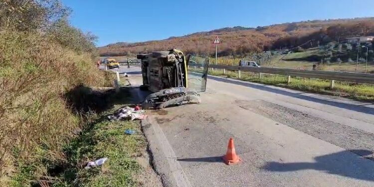 Aksident në Fier/ “Volkswagen” fluturon dhe përmbyset në rrugë, shoferi përfundon në spital