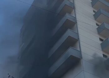 Zjarr në një nga katet e një qendre tregtare në Lushnjë, evakuohen klientët