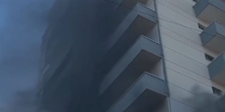 Zjarr në një nga katet e një qendre tregtare në Lushnjë, evakuohen klientët