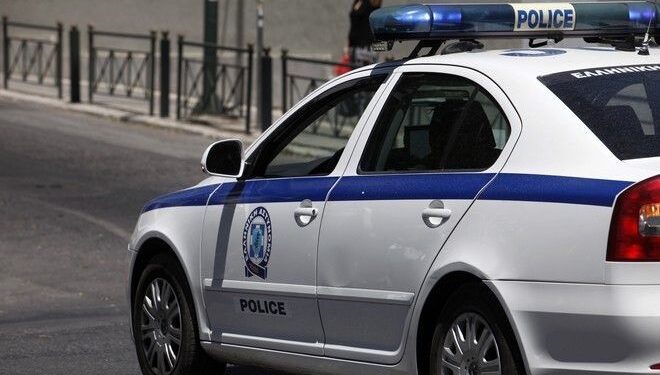 Shqiptari qëllon më armë makinën në Kretë: Po bëja prova