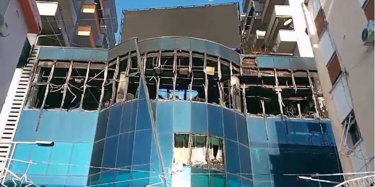 Zbardhi dita në Lushnjë, ja çfarë ka shkaktuar zjarri që përfshiu qendrën tregtare