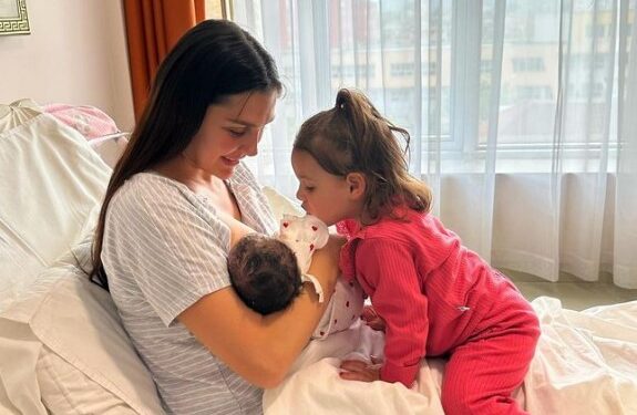 Disa muaj pasi erdhi në jetë, Eliona Pitarka zbulon për herë të parë emrin e veçantë të vajzës së saj