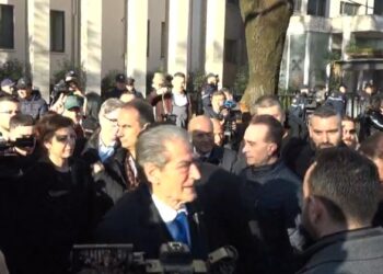 LAJM I FUNDIT/ Protesta jashtë Gjykatës së Lartë, mbërrin Sali Berisha