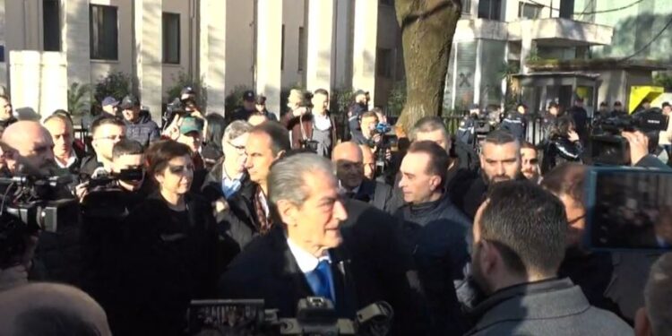 LAJM I FUNDIT/ Protesta jashtë Gjykatës së Lartë, mbërrin Sali Berisha