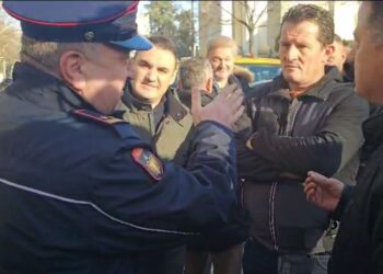 “Hapeni rrugën të kalojnë makinat”, policia i kërkon që protestuesit të lirojnë rrugën, Noka: Duhet të kishit marrë masa!