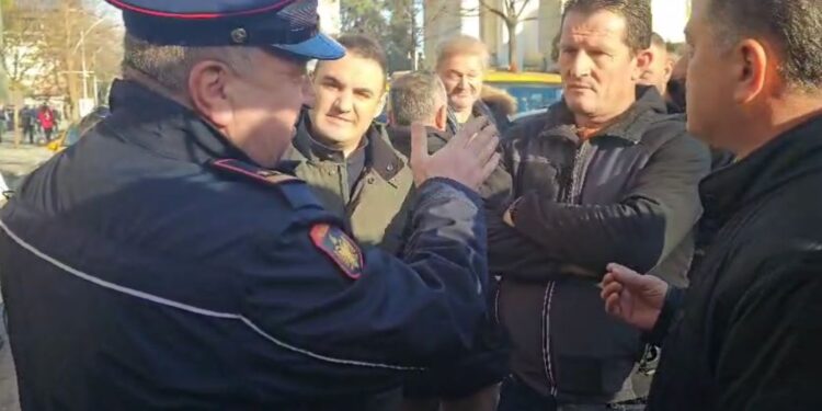 “Hapeni rrugën të kalojnë makinat”, policia i kërkon që protestuesit të lirojnë rrugën, Noka: Duhet të kishit marrë masa!