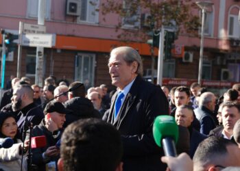 “Ndonëse mua po më burgosin…”, Berisha thirrje qytetarëve: Shqiptarë zgjohuni! Nuk është beteja ime, por kundër diktaturës