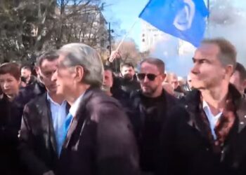 Opozita vijon ‘traditën’, hidhen sërish tymuese teksa marshojnë drejt qendrës së Tiranës