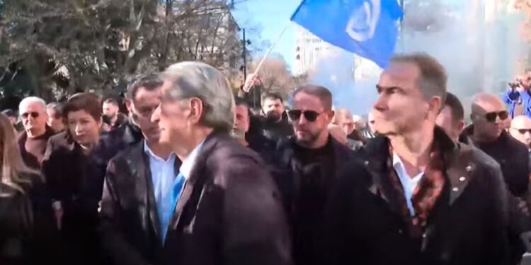 Opozita vijon ‘traditën’, hidhen sërish tymuese teksa marshojnë drejt qendrës së Tiranës