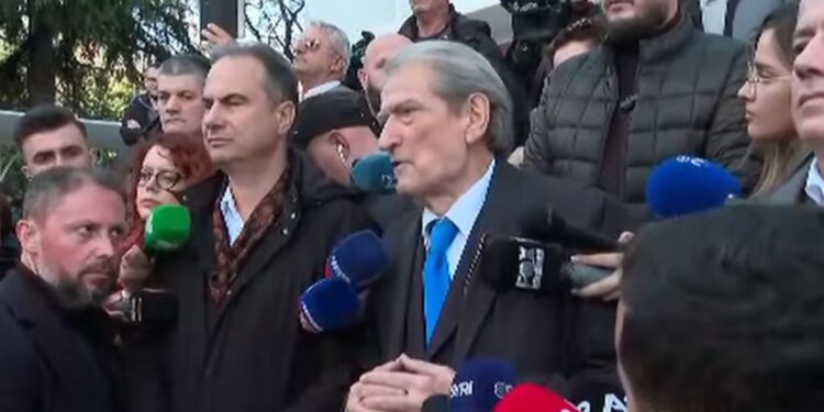 “Gjykata ka kryer tradhti të lartë kombëtare”, Berisha nga selia e PD: Nisin protestat në çdo skaj, sot fillon kapitulli i ri