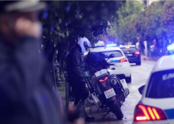 E rëndë në Greqi/ Hyn në shtëpinë e të moshuarit për ta grabitur, i riu shqiptar masakron me thikë 73-vjeçarin, arrestohet bashkë me…
