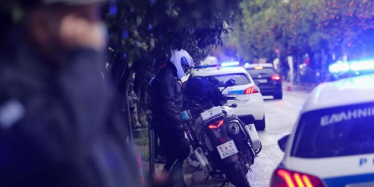 E rëndë në Greqi/ Hyn në shtëpinë e të moshuarit për ta grabitur, i riu shqiptar masakron me thikë 73-vjeçarin, arrestohet bashkë me…