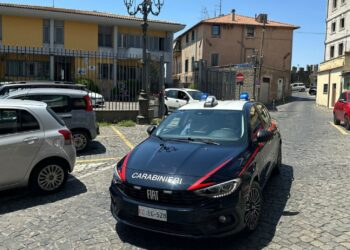 I kërcënoi babain, i riu shqiptar plagos rëndë me thikë një italian