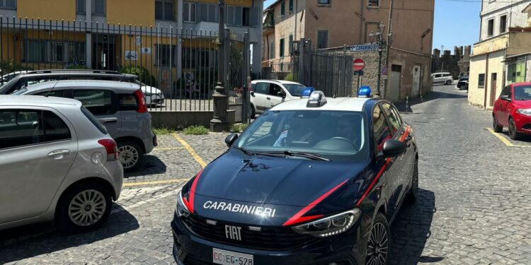 I kërcënoi babain, i riu shqiptar plagos rëndë me thikë një italian
