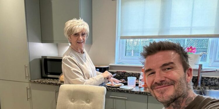 David Beckham publikon momentet e rralla me nënën e tij, shihni postimin në Instagram