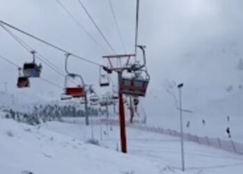 Turistët pësojnë momente tmerri në teleferikë