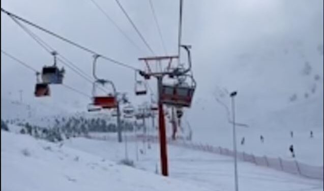 Turistët pësojnë momente tmerri në teleferikë