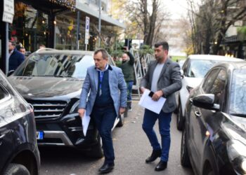 Dy oficerë të policisë gjyqësore mbërrijnë në shtëpinë e Berishës për t’i komunikuar masën