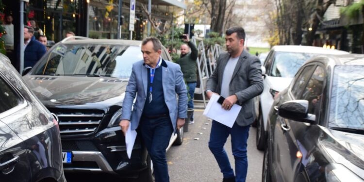 Dy oficerë të policisë gjyqësore mbërrijnë në shtëpinë e Berishës për t’i komunikuar masën