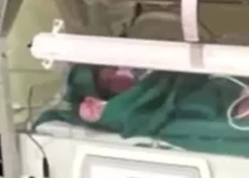 Rekord/ Lind fëmija me peshë mbi 7 kg. Në gjendje të rënduar në spital pasi…