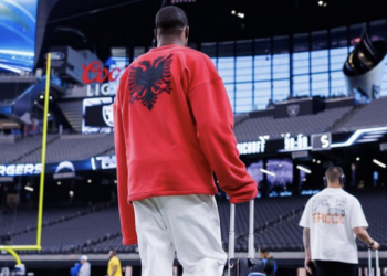 Flamuri kuqezi bëhet trend, lojtari i NFL shfaqet në stadium me shqiponjën dykrenare