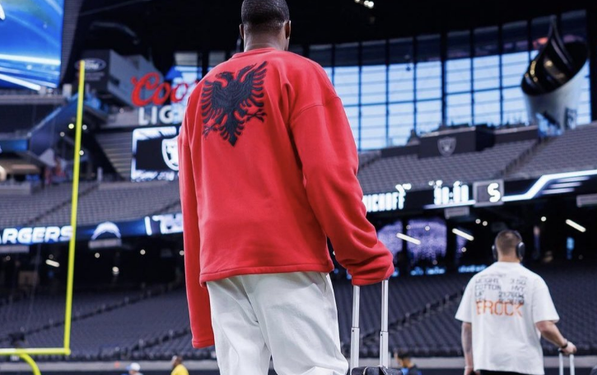 Flamuri kuqezi bëhet trend, lojtari i NFL shfaqet në stadium me shqiponjën dykrenare