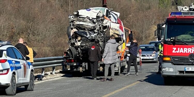 FOTO/ Makina u bë shosh dhe u pre për të nxjerrë trupat, ja kush janë çifti që ndërroj jetë në rrugën e Arbërit