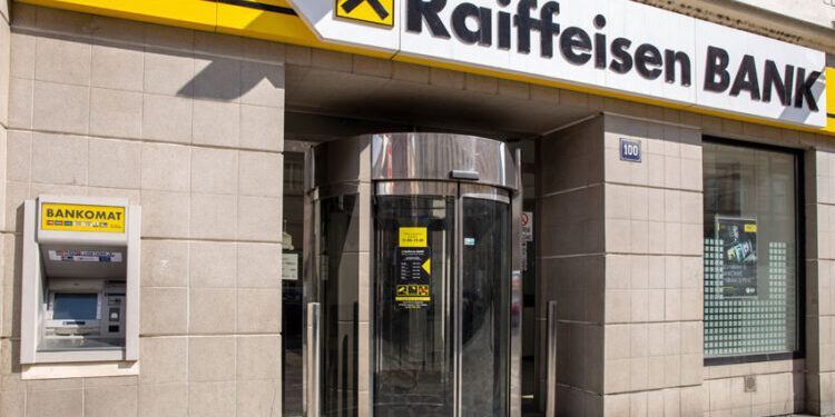 Skandal në Raiffaisen Bank, drejtoresha u vjedh qindra mijëra euro klientëve