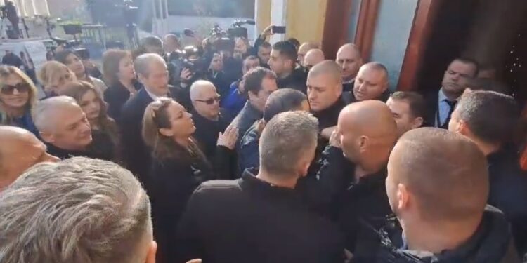 Deputetët e PD-së mbeten jashtë parlamentit, Garda bëhet “mur”