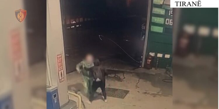 Arrestohet 22-vjeçari, vodhi me dhunë në një karburant