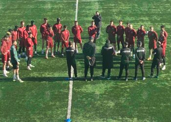 VIDEO/ Shehi nis menjëherë nga puna, trajneri i ri takohet me futbollistët dhe…