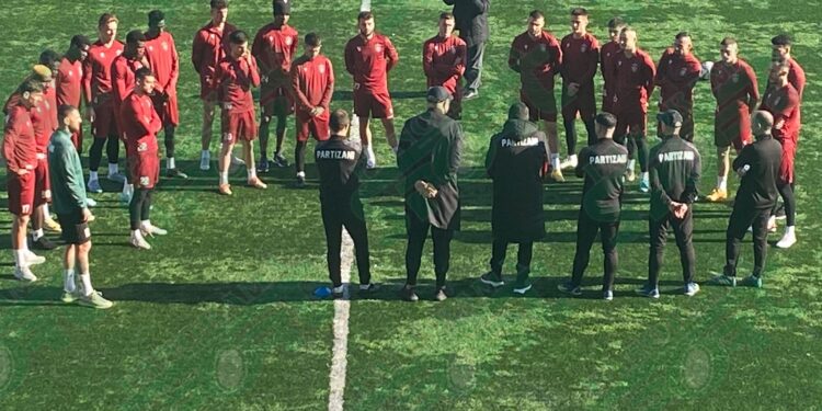 VIDEO/ Shehi nis menjëherë nga puna, trajneri i ri takohet me futbollistët dhe…