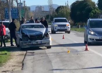 Aksident në aksin Fier-Seman, përplasen dy automjete