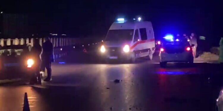 Aksident fatal në Fier, makina përplas për vdekje kalimtarin