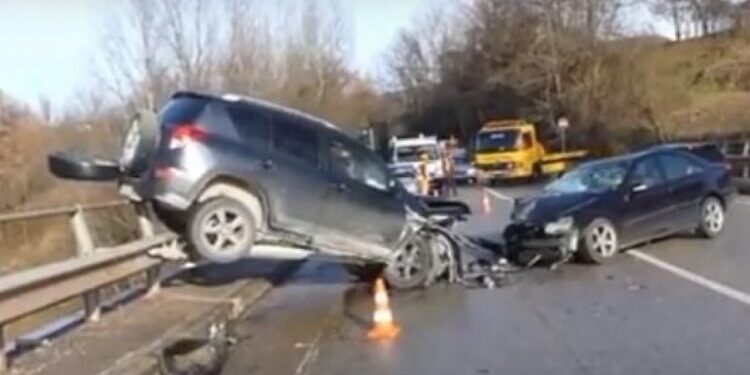 Aksident i rëndë në Qukës/ Përplasen dy automjete, tre të plagosur