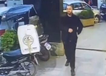 FOTO/ Qëlloi mbi 42 vjeçarin, autori ecën e i qetë me armë në dorë